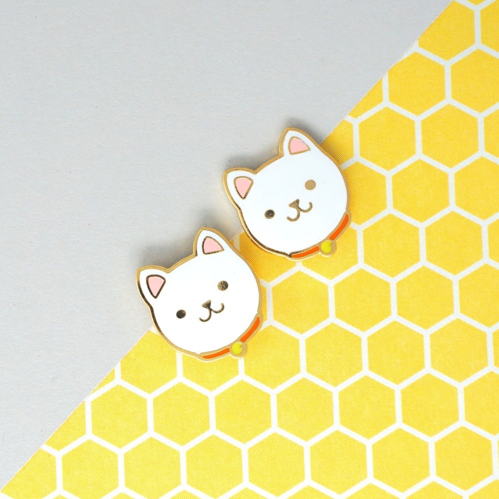 White Blessing Cat Enamel Stud Earrings [sold out]